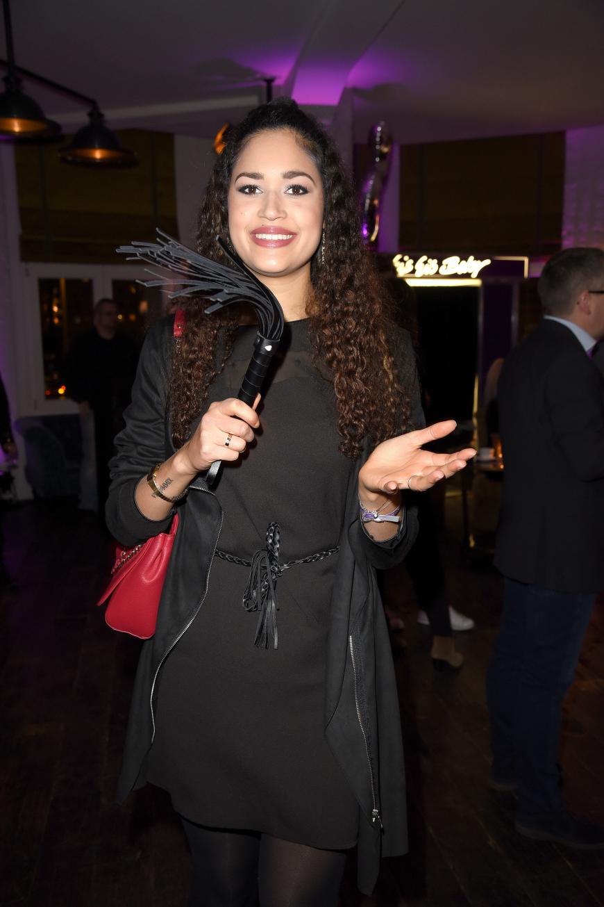 Oha! Lovelyn Enebechi, GNTM-Gewinnerin von 2013, hat schlagende Argumente: eine Sextoy-Peitsche.