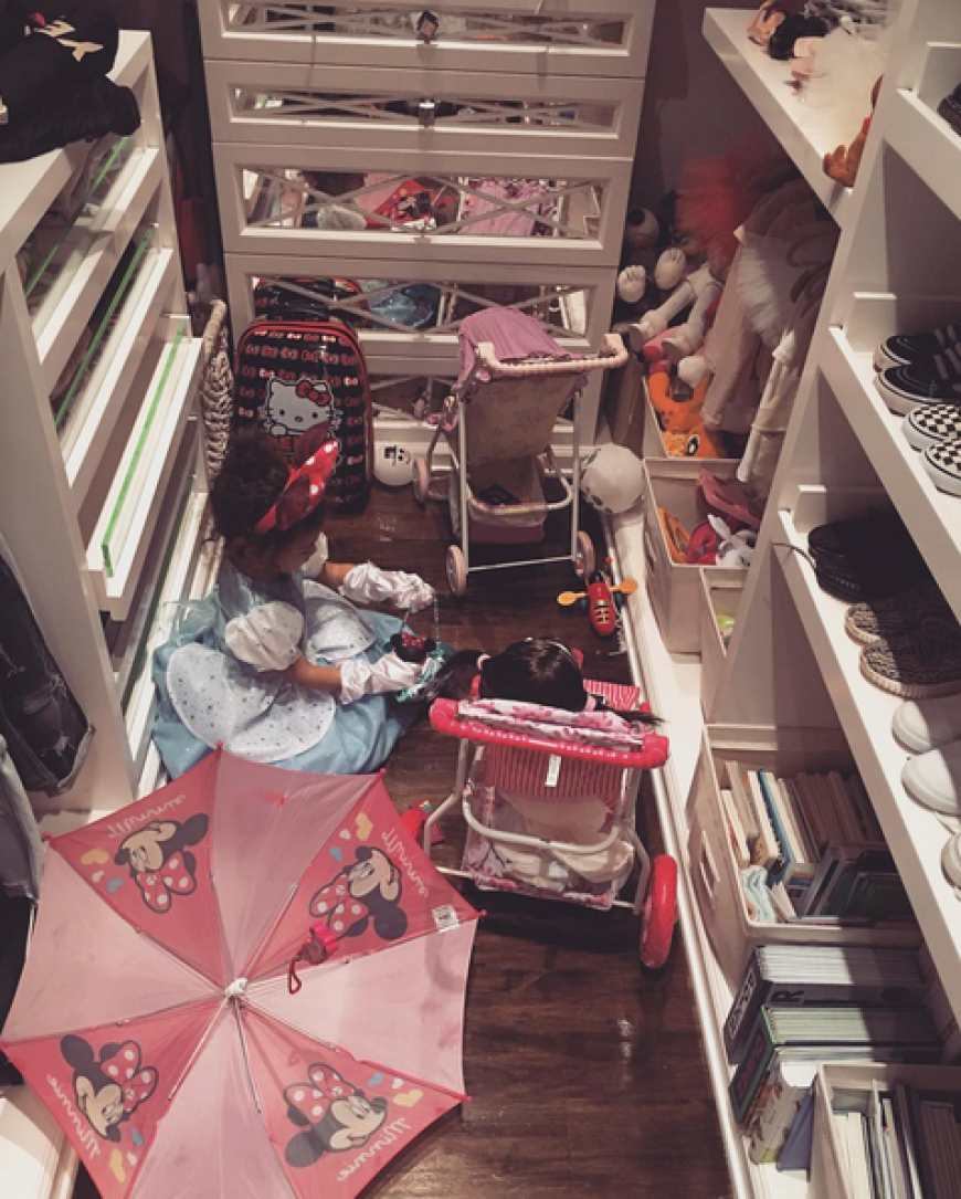 North West möchte wenn sie groß ist Minnie Mouse oder Prinzessin werden. Dafür übt sie jetzt schon in ihrem eigenen begehbaren Kleiderschrank.
