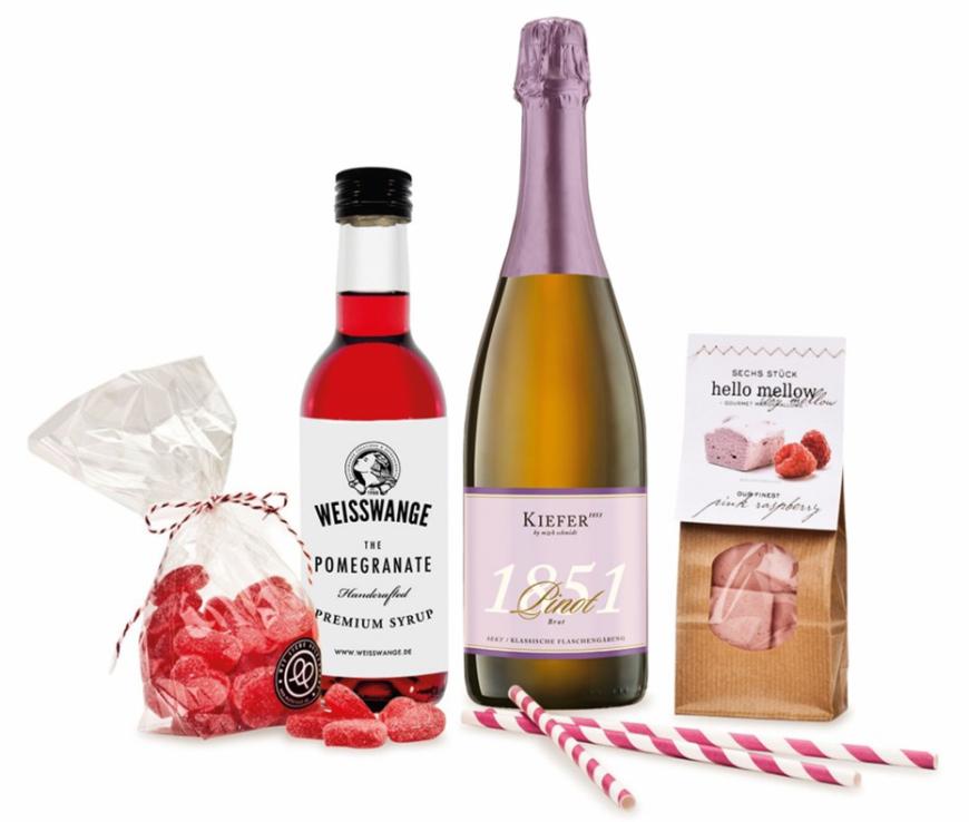 Liebe geht bekanntlich durch den Magen… Feiner Schaumwein, fruchtige Marshmallows, erlesener Sirup und Geleeherzchen zum Naschen, dazu geringelte Strohhalme. Rosamunde-Set von Mutterland, ca. 38,70 €