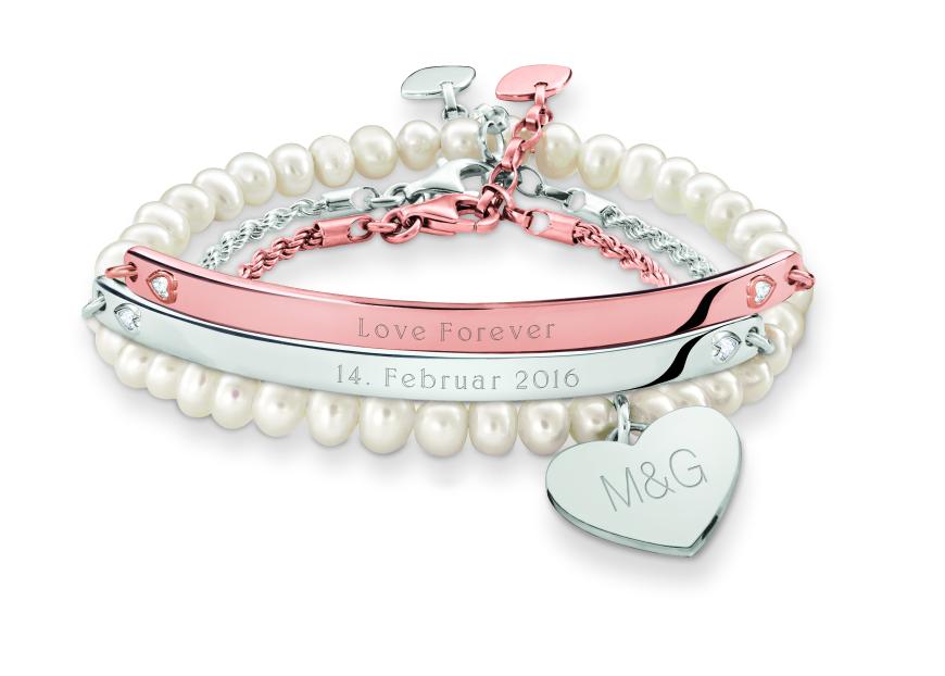 Überrasche deinen Partner mit einer ndividuellen Liebeserklärung: Drei eigens für den Tag der Liebe kreierte Love Bridge Armbänder bieten Platz für eine persönliche Gravur, von Thomas Sabo, ab ca. 79 €