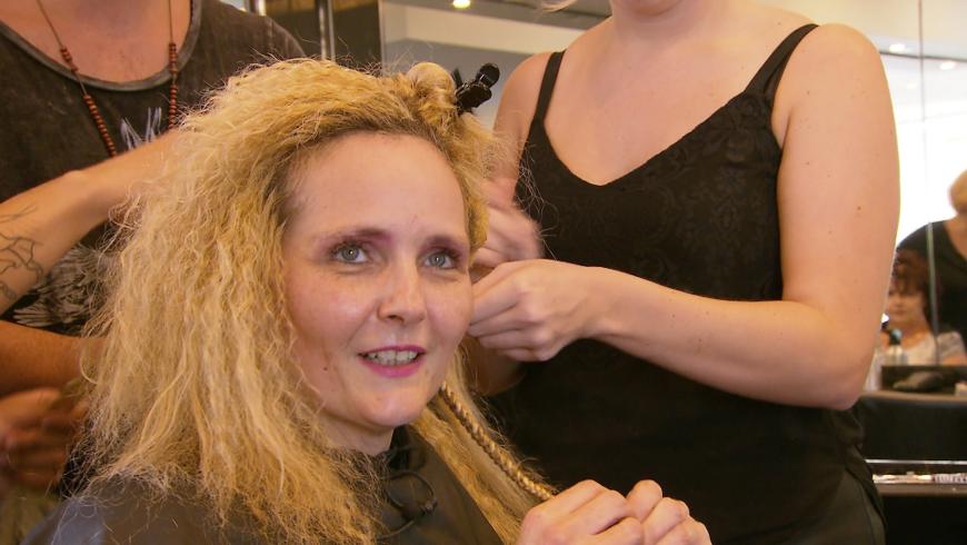 Kaum aus dem Dschungel raus, kommen erstmal die Rastazöpfe und Extensions weg.