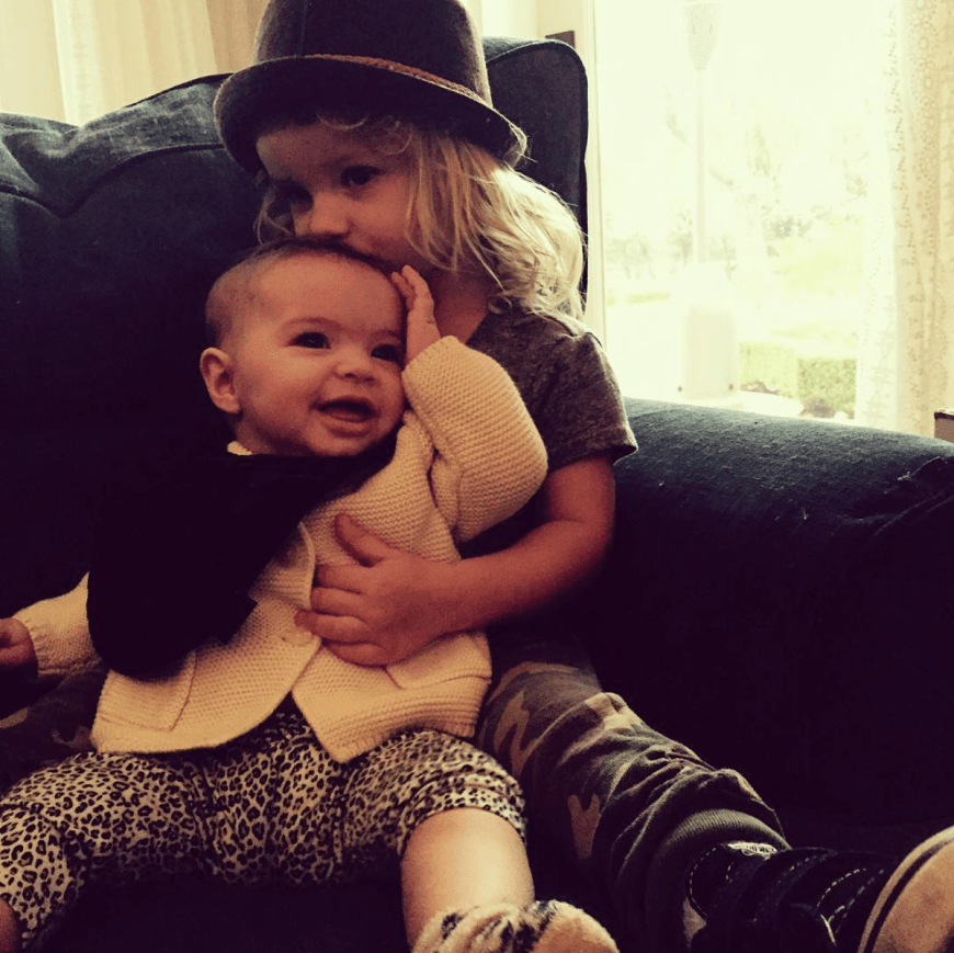 Awww! So kuschelig sehen die Sonntage bei Jessica und Ashlee Simpson aus.