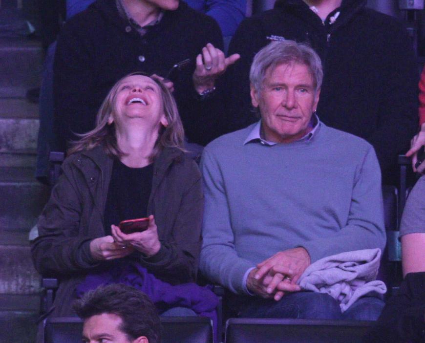 Harrison Ford und seine Freundin Calista Flockhart schauen sich weit weg vom Rampenlicht versteckt auf den obersten Rängen das Spiel der Lakers an.