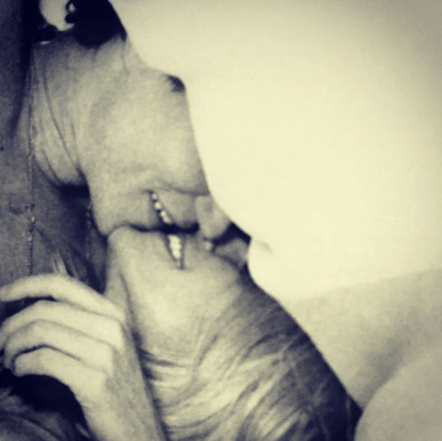 Auf Instagram kuschelt die Model-Mama mit ihrem Freund.