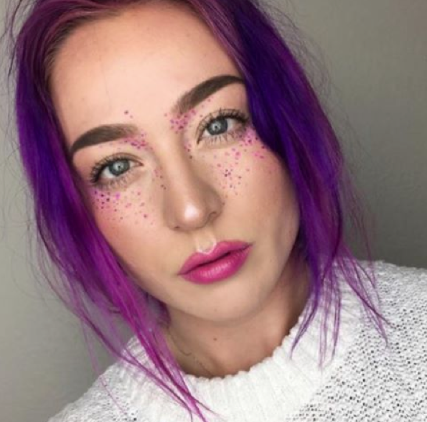 Lila Freckles passend zur knalligen Haarfarbe.