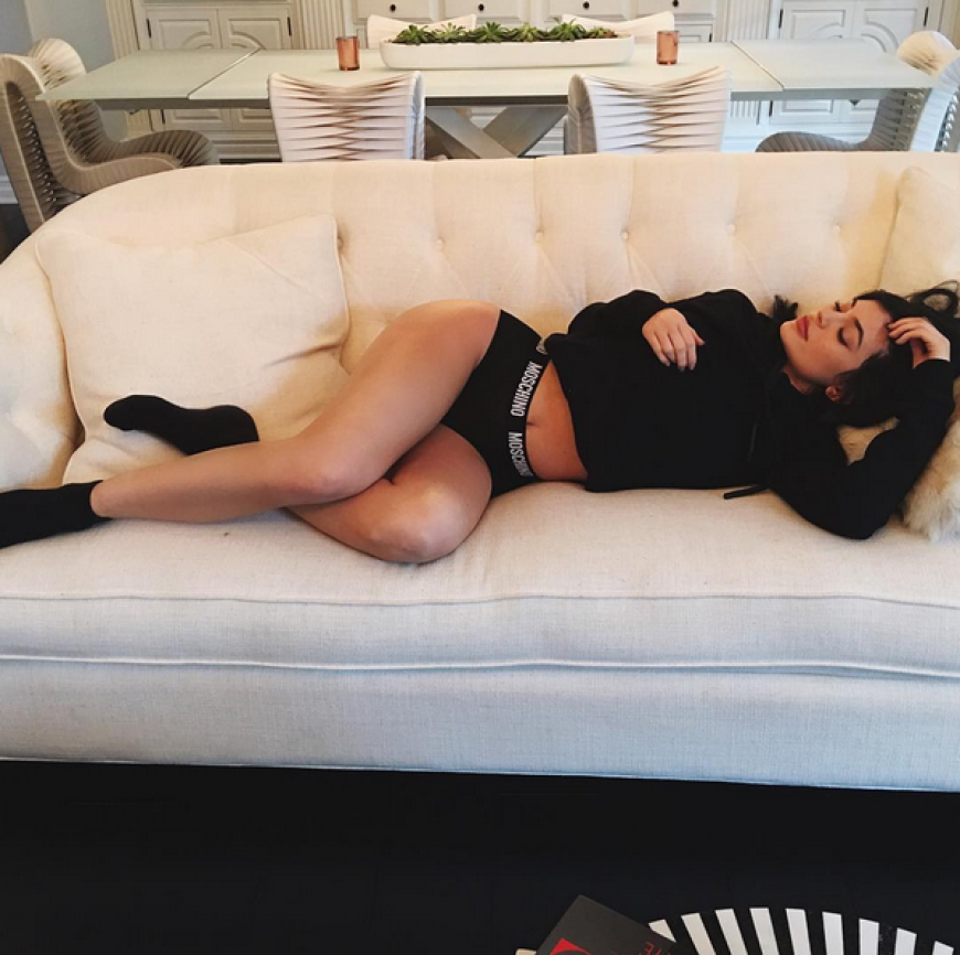 Kylie Jenner entspannt im knappen Designerhöschen auf ihrem Sofa.