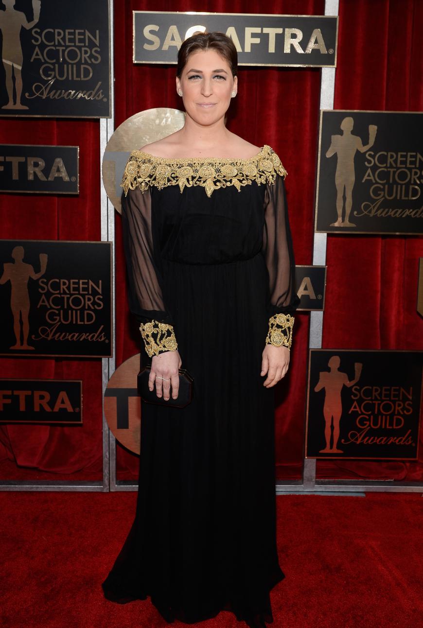 Naja... Mayim Bialik in einer eigens angefertigten Robe von Oliver Tolentino.