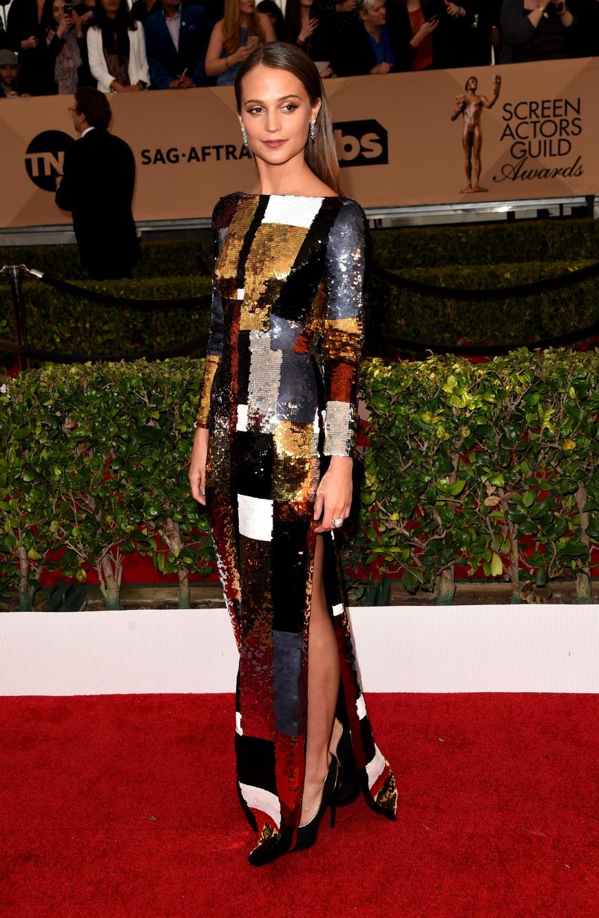 Mal wieder die Schönste des Abends: Alicia Vikander in einer langärmeligen Pailetten-Robe von Louis Vuitton.