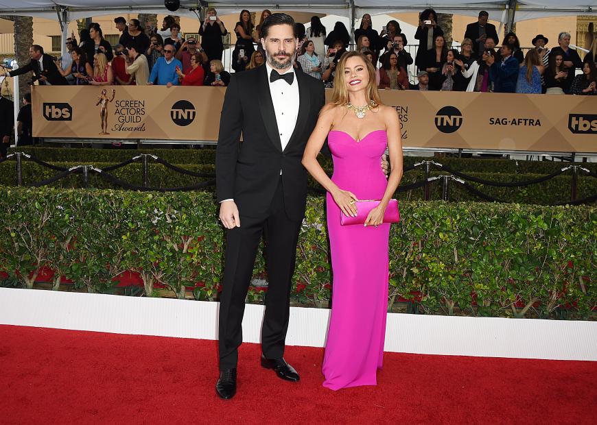 Die frisch vermählten Sofia Vergara und Joe Manganiello geben das perfekte Paar ab. Ihr Kleid ist uns etwas zu knallig, aber Sofia kann es tragen.