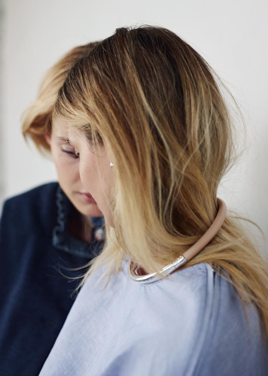 FAUX/real for &OtherStories: Choker in Silber und Nude