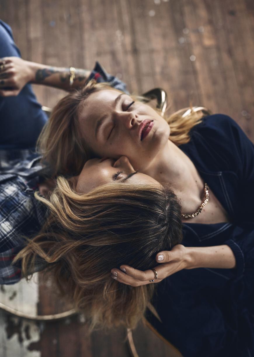 FAUX/real for &OtherStories: Kette mit „Wanna Meet Up 2Nite Ur Cute 4Real“-Schriftzug