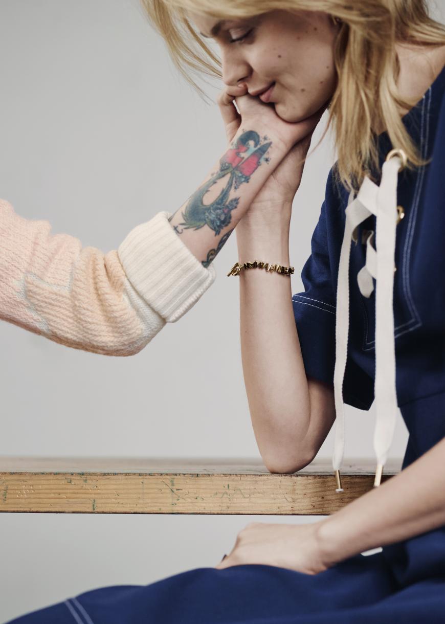 FAUX/real for &OtherStories: Armband mit „Wanna Meet Up 2Nite Ur Cute 4Real“-Schriftzug