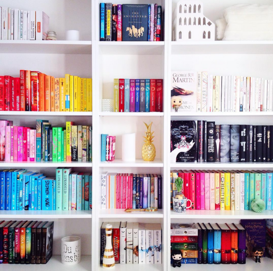 Am besten wirken die nach Farben sortierten Bücher in einem weißen Regal.