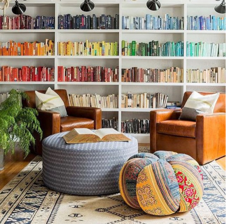 Ein nach Farben sortiertes Bücherregal setzt optische Highlights in der Wohnung.