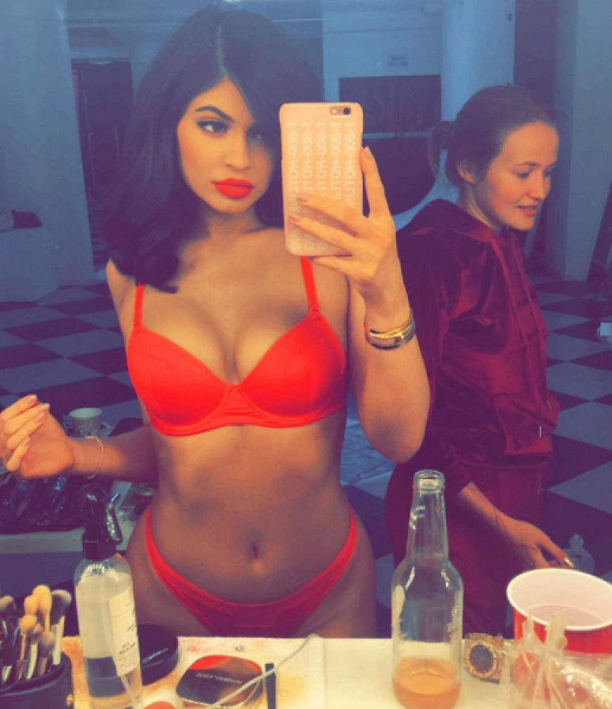 Der jüngste Jenner-Spross zeigt sich sexy als Lady in Red.