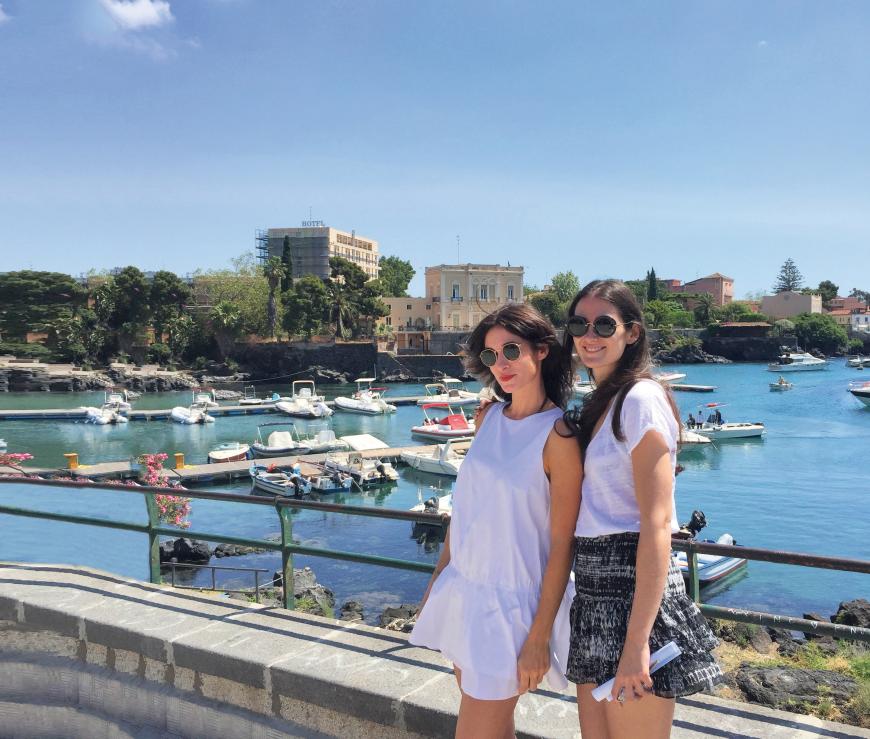 Kleiner aber süßer Hafen von Catania. Wir waren im April da und es hatte schon wundervolle 20 Grad! Vorteil: Es ist lange nicht so überfüllt wie in der Hochsaison.
