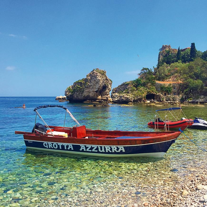 Wer ein bisschen was erleben will, sollte unbedingt eine Bootsfahrt zur blauen Grotte von Taormina machen.