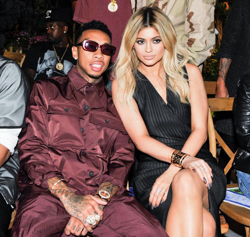 Nun ist der Musiker mit der kleinen Schwester von Kim Kardashian, Kylie Jenner zusammen.