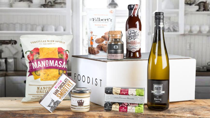Die Foodist Box beschert jedem Gourmet Schmetterlinge im Bauch. In der Box für Ihn sorgen Whisky Cream Aufstrich, Smoky Barbecue Sauce und eine Flasche Riesling für Gaumenfreuden, über www.foodist.de, ca. 34,90 €