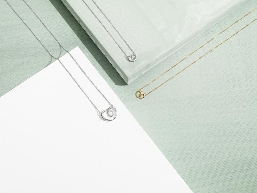 Liebeserklärung für die Ewigkeit: Ketten aus Gelbgold oder Sterlingsilber mit Herzanhänger aus der „Hearts Collection“ von Georg Jensen