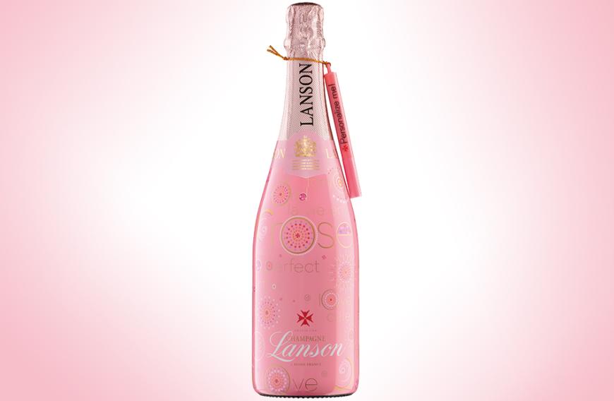Kein Candle-Light-Dinner ohne Champagner: Die Limited Edition von Lanson Rosé im bunt-fröhlichen Design lässt sich mit passendem Stift sogar personalisieren, ca. 45 €