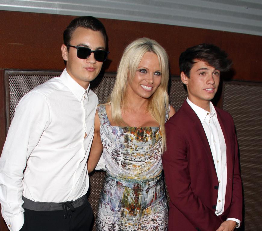 Heiße Familie: (v.l.) Brandon Thomas Lee, Pamela Anderson und Dylan Jagger Lee.