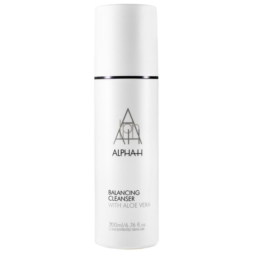 Nicht schäumende Reinigungslotion: „Balancing Cleanser with Aloe Vera“ von Alpha-H, entfernt Schmutz, ohne die Haut auszutrocknen, ca. 30 Euro, douglas.de
