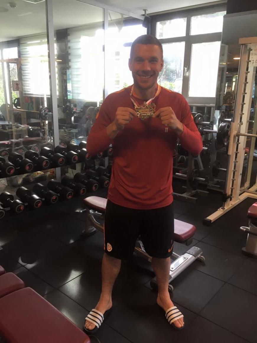 Fußballstar Lukas Podolski vergisst auch in der Ferne seine Heimat Köln nicht und schreibt auf Facebook:
