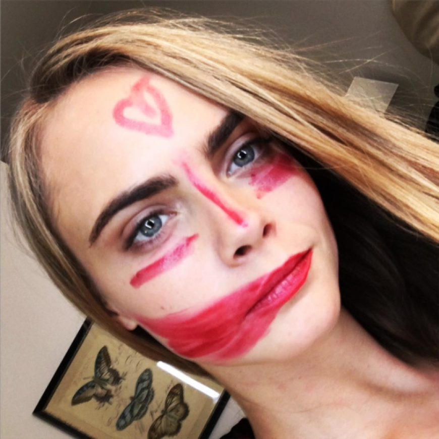 Auch Cara Delevingne zeigt sich mit verschmiertem Lippenstift auf Instagram.