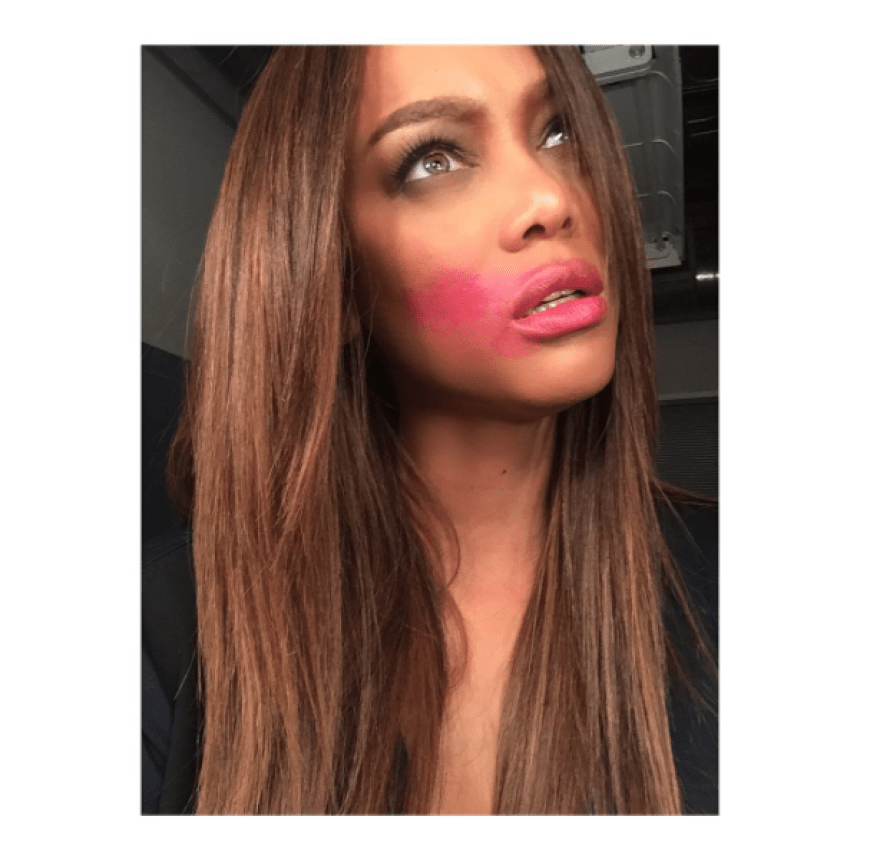 Hoppla! Tyra Banks hat da wohl einen fiesen Make-up-Fauxpas gelandet. Doch aus gutem Grund ...