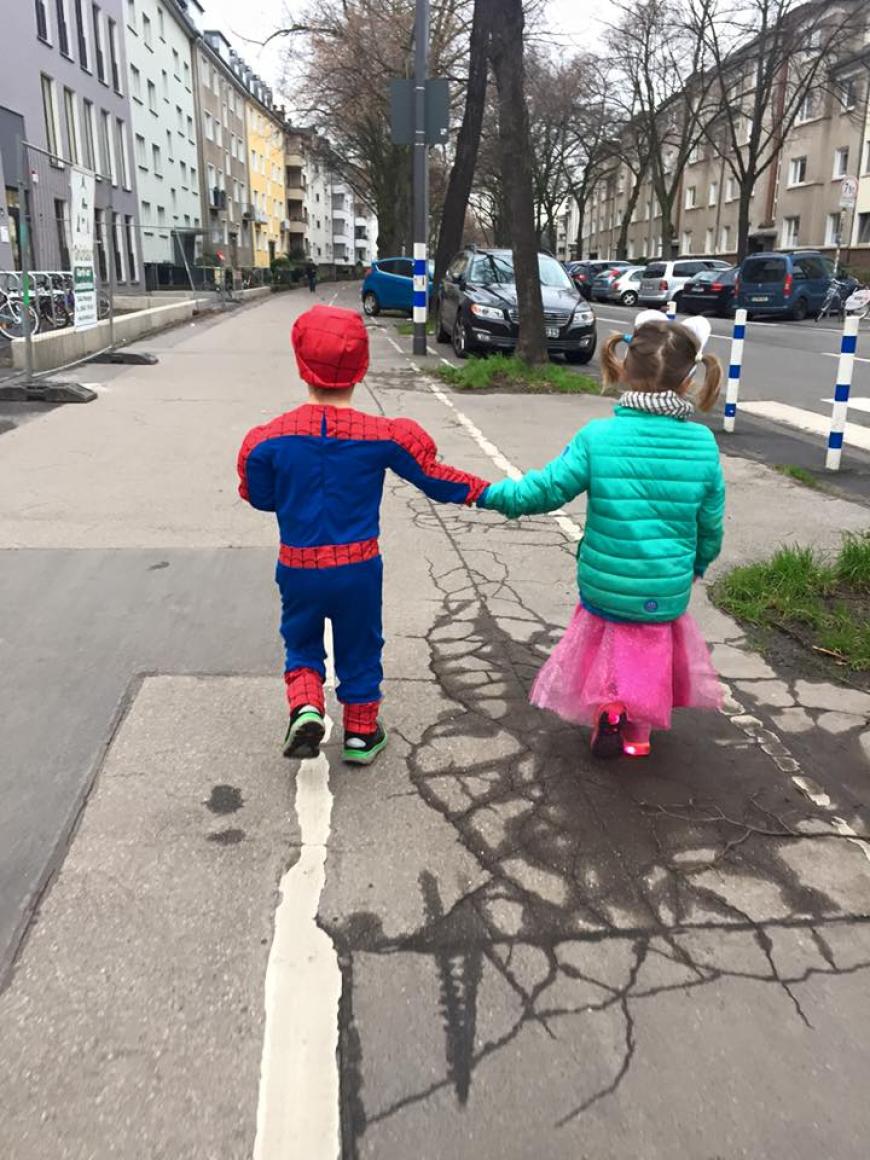 So süß! Die Kids von Wotan Wilke Möhring gehen als Spiderman und Prinzessin.