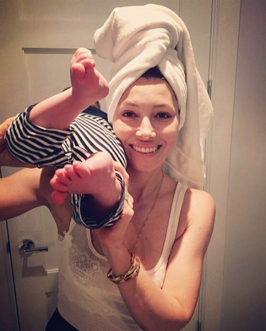 Jessica Biel albert mit Söhnchen Silas herum.