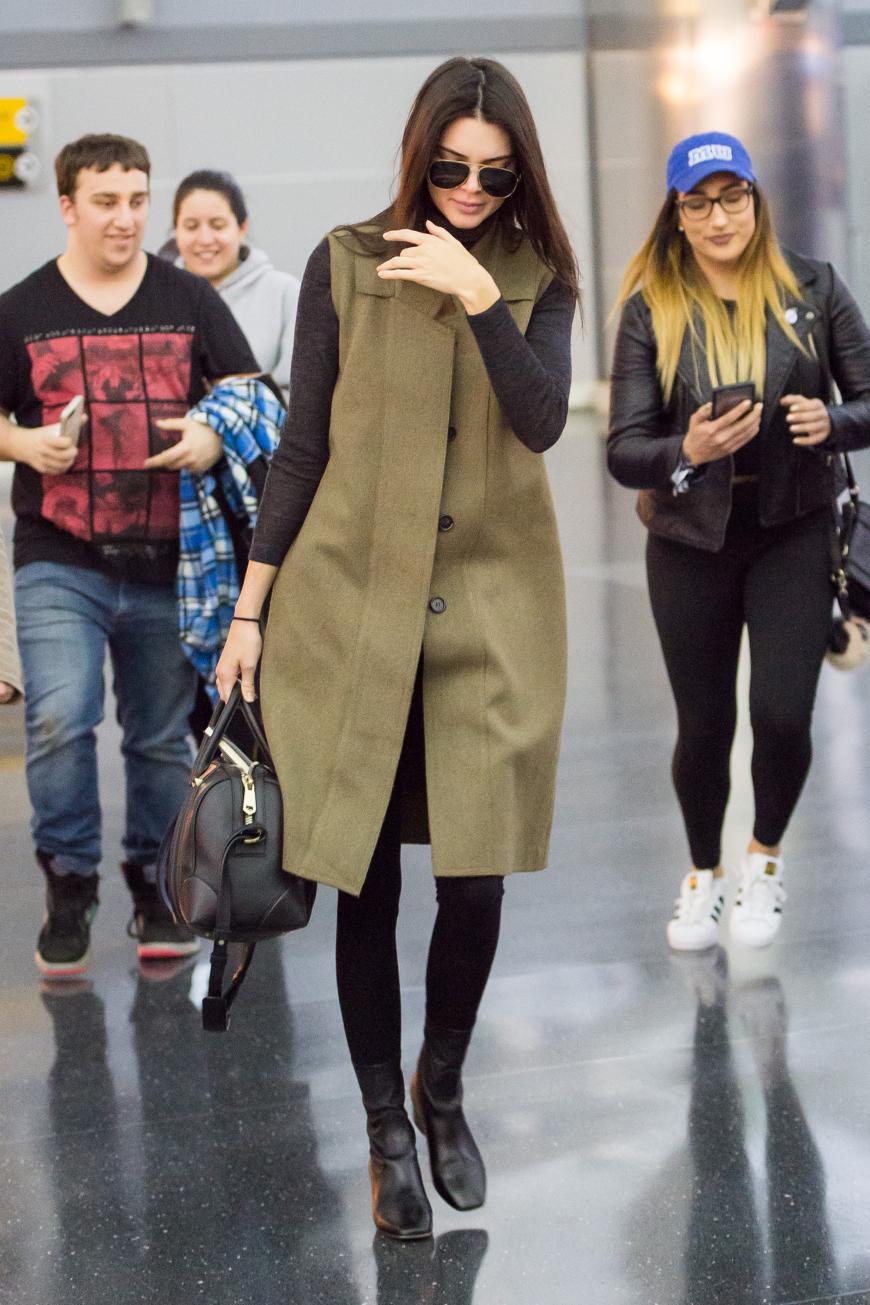 Na klar, Kendall Jenner ist auch wieder auf unserer Top-Liste - diesmal mit einer khaki-grünen langen Weste am JFK Airport.