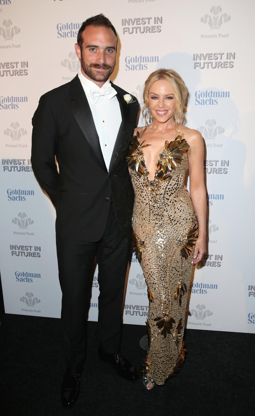 Kylie Minogue und ihr Joshua Sasse strahlen verliebt in die Kamera.
