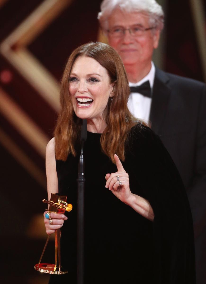 Nach dem Oscar darf sich Julianne Moore nun auch stolze Besitzerin der Goldenen Kamera nennen. Der