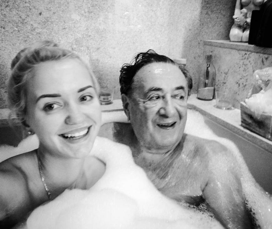 Jetzt scheinen sich die die beiden aber wieder in der Badewanne versöhnt zu haben, wie dieses Foto beweisen soll.