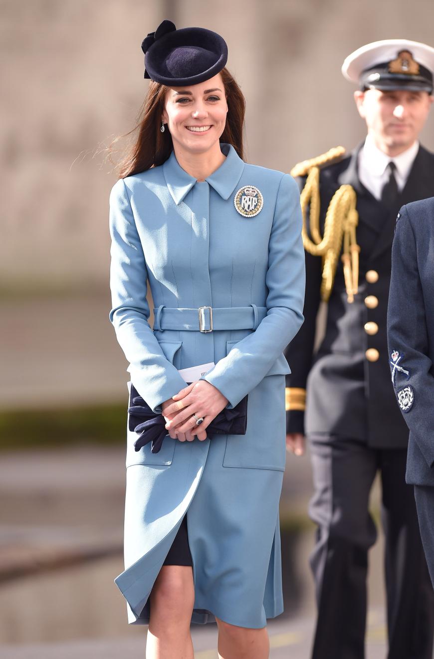 Herzogin Kate bezaubert bei ihrem ersten offiziellen Auftritt in diesem Jahr in einem eleganten Mantel von Alexander McQueen und Funkel-Brosche der königlichen Luftwaffe.