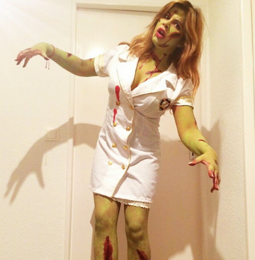 Huch, das gruselige Zombie-Kostüm von Indira Weis sieht fast danach aus, als habe die Sängerin Karneval mit Halloween verwechselt.