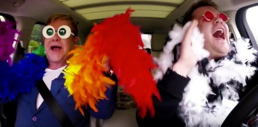 Die Männer scheinen großen Spaß bei ihrer Karaoke-Fahrt zu haben!