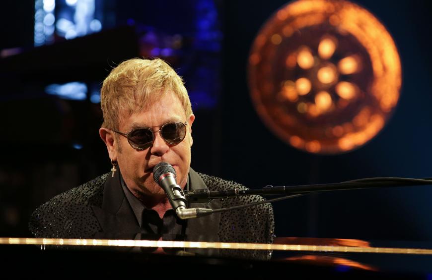 So kennt man Sir Elton John eigentlich: Am Klavier und eher die ruhigen Töne anschlagend.