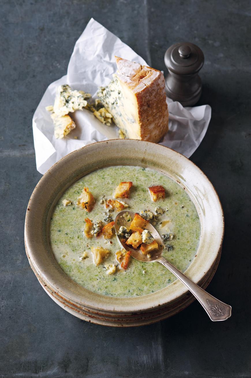 Brokkolicremesuppe mit Blauschimmelkäse