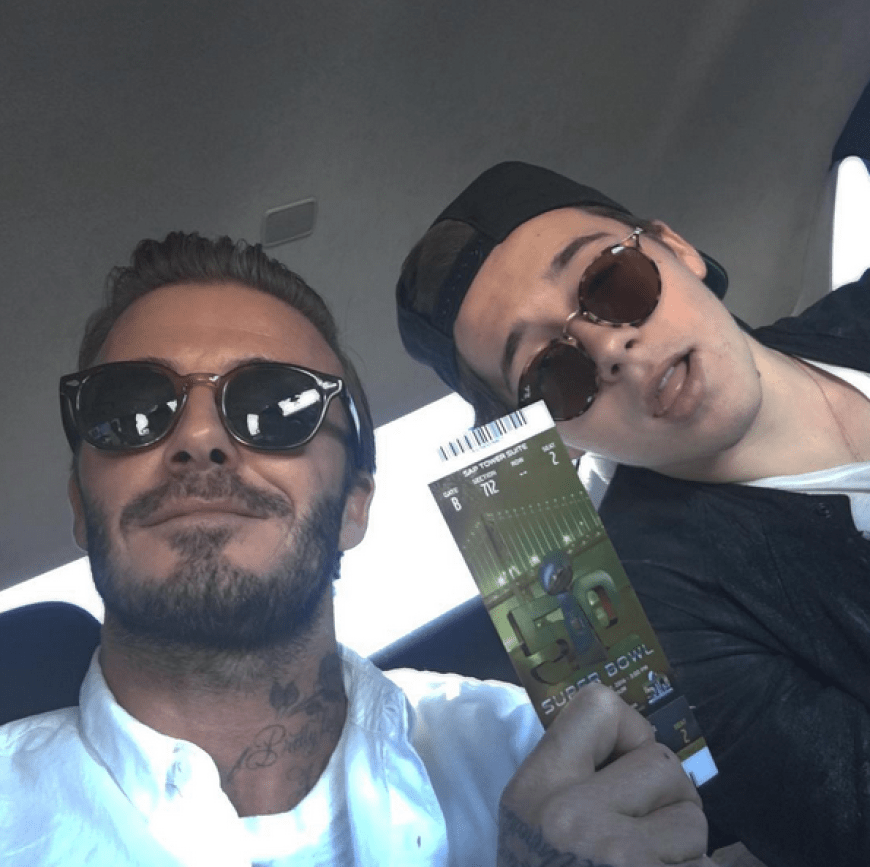 So sieht Vorfreude aus: Brooklyn Beckham mit Papa David auf dem Weg zum Super Bowl.