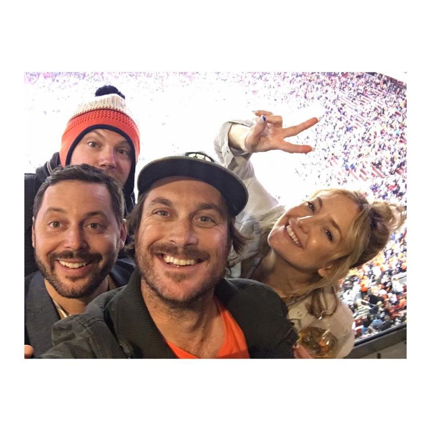 Kate Hudson feierte mit Freunden den Sieg der Broncos live im Stadion.