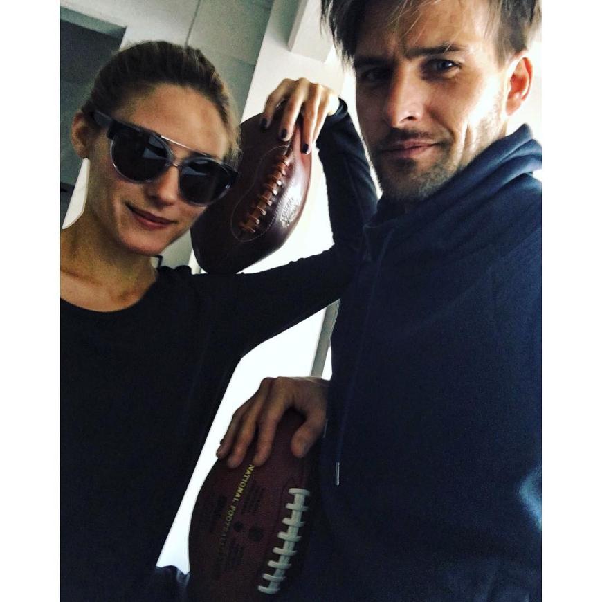 Olivia und Johannes stimmen sich auf den Super Bowl ein.