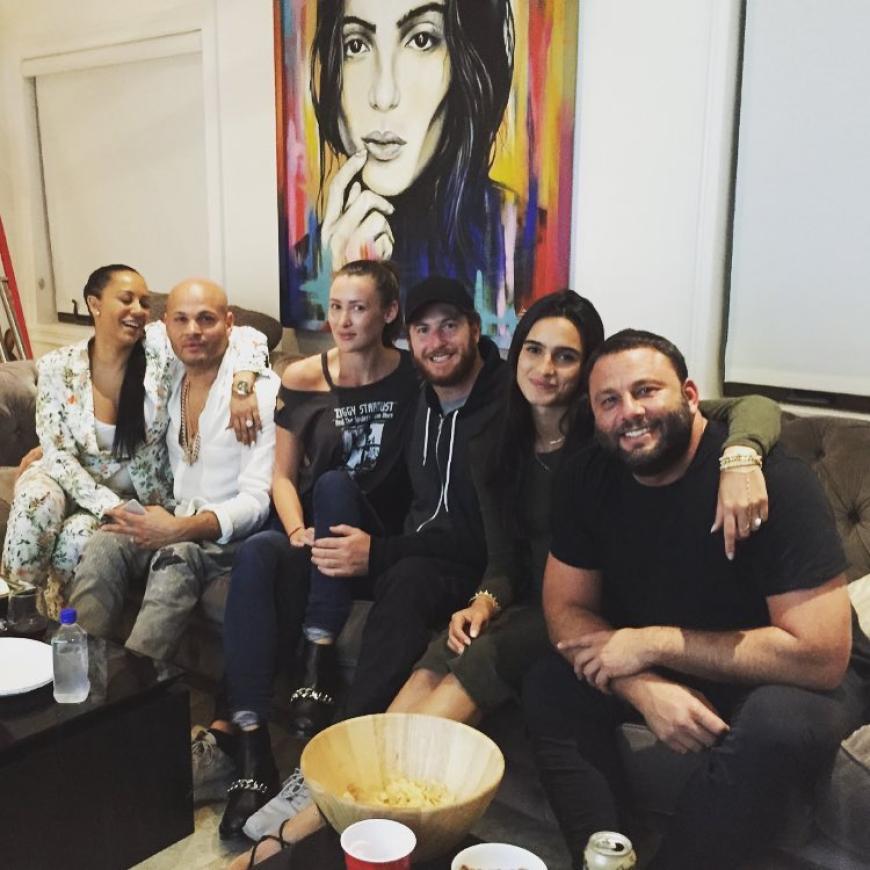 Melanie Brown guckt das Finale mit Freunden.