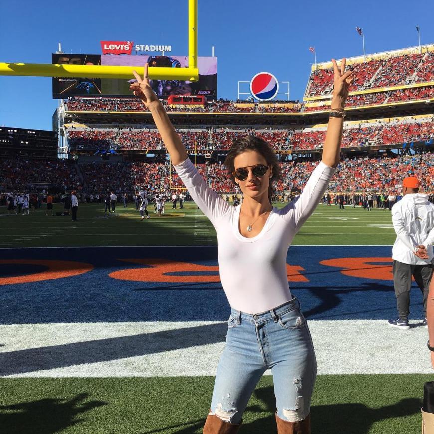 Victoria's Secret-Beauty Alessandra Ambrosio hielt nach dem Sieg der Broncos nichts mehr auf ihrem Platz!