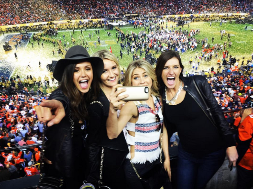 Nach dem Sieg der Denver Broncos gibt es für Nina Dobrev und ihre Girls kein Halten mehr.