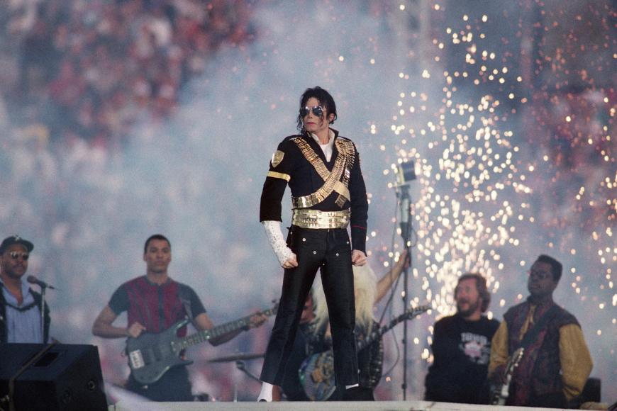 Ihr Outfit erinnerte an Michael Jackson und seinem Auftritt beim