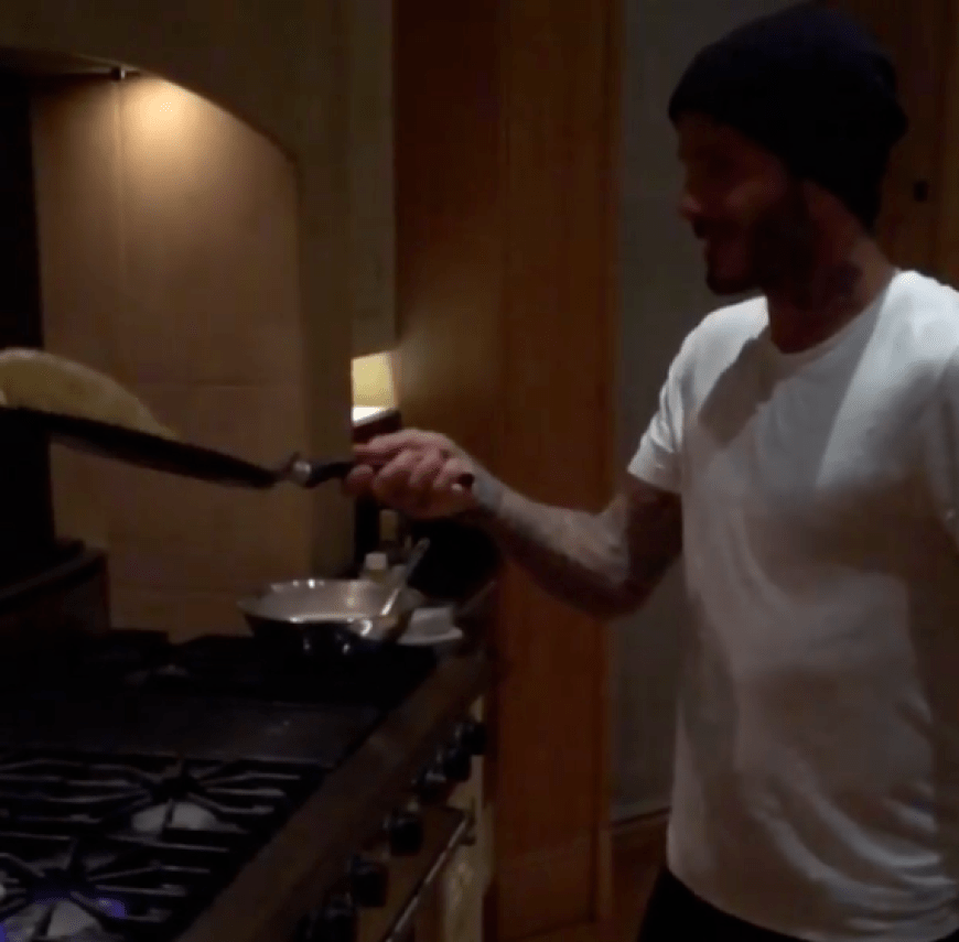 David Beckham zeigt seine Künste am Herd.