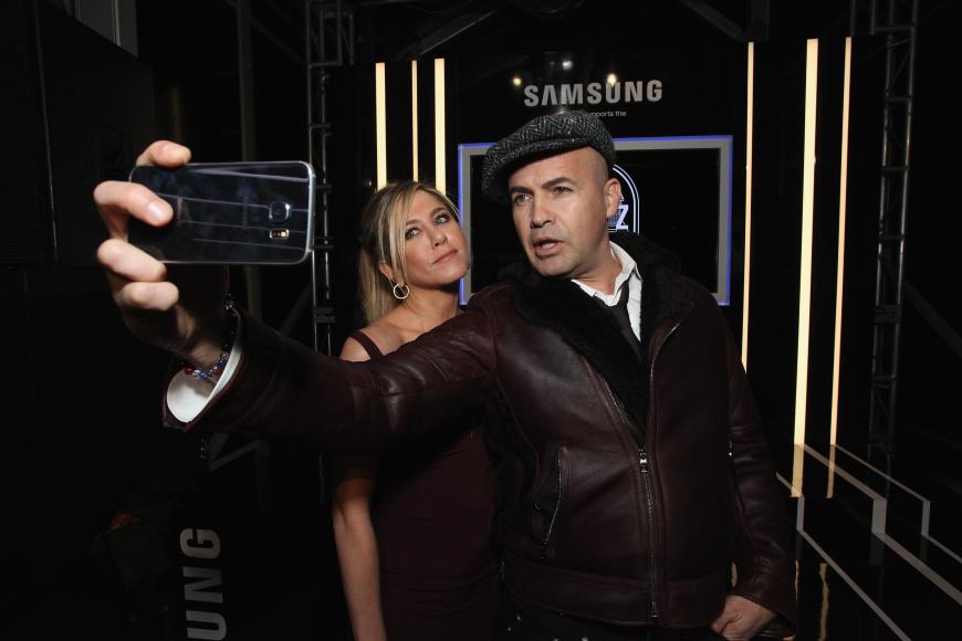 Selfietime: Jennifer Aniston und Billy Zane haben es schon ganz gut drauf.